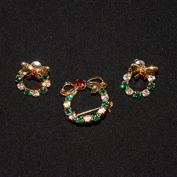 Gold Tone and Rhinestone earring and Brooch set Holiday Wreaths - Picture 1 of 3